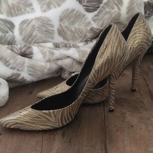 COLIN STUART GOLD ANIMAL PRINT PUMPS 7.5
